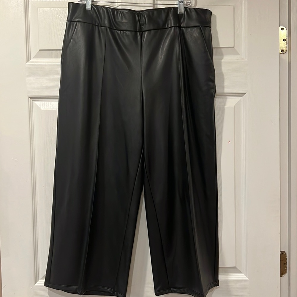 Women’s black leather pants in the size L